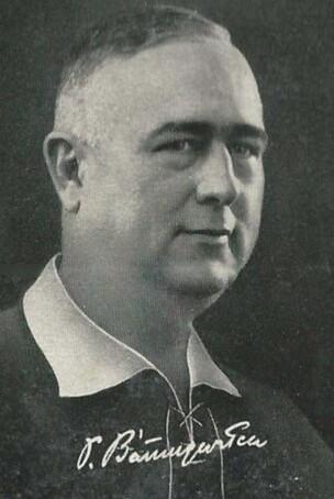 Portr&auml;t eines Mannes mit kurzem Haar und einem wei&szlig;en Kragen, unterschrieben mit &bdquo;J. B&auml;umer&ldquo;.