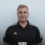 Mann in schwarzer Sportbekleidung mit wei&szlig;en Streifen posiert vor hellgrauem Hintergrund.