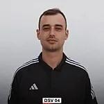 Portr&auml;t eines Mannes in sportlichem Outfit mit kurzem Haar und neutralem Gesichtsausdruck vor grauem Hintergrund.