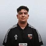 Portr&auml;t eines jungen Mannes in schwarzer Sportbekleidung mit einem Vereinslogo auf der Brust und der Nummer 19.