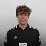 Junger Mann mit lockigem Haar in einem schwarzen Sportanzug, vor neutralem Hintergrund mit DSV-04 Beschriftung.