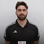 Portr&auml;t eines Mannes mit Bart, schwarzem Sportshirt und Haarband, vor neutralem Hintergrund.