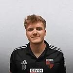 Portr&auml;t eines jungen Mannes in schwarzem Sporttrikot mit Vereinswappen und der Nummer 18. Heller Hintergrund.