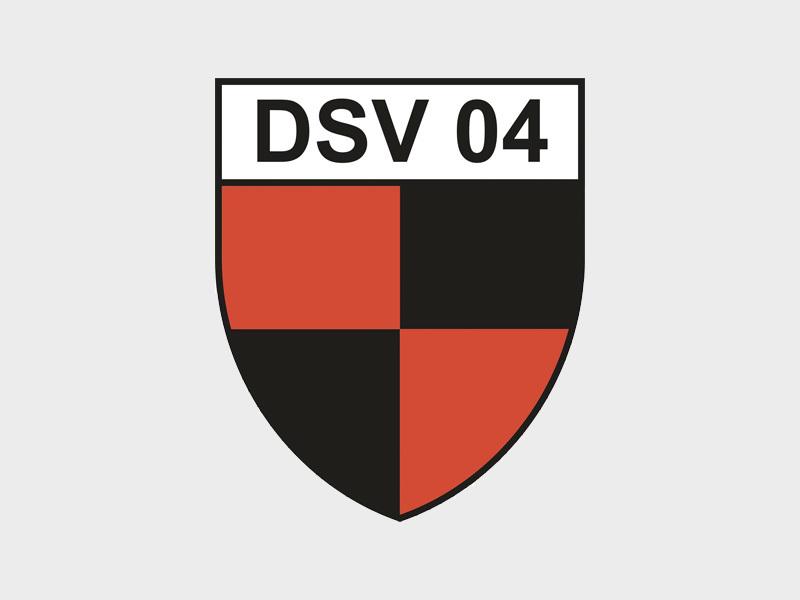 Wappen des DSV 04 in schwarz, rot und wei&szlig; mit den vier Feldern und der Schrift &bdquo;DSV 04&ldquo; oben.