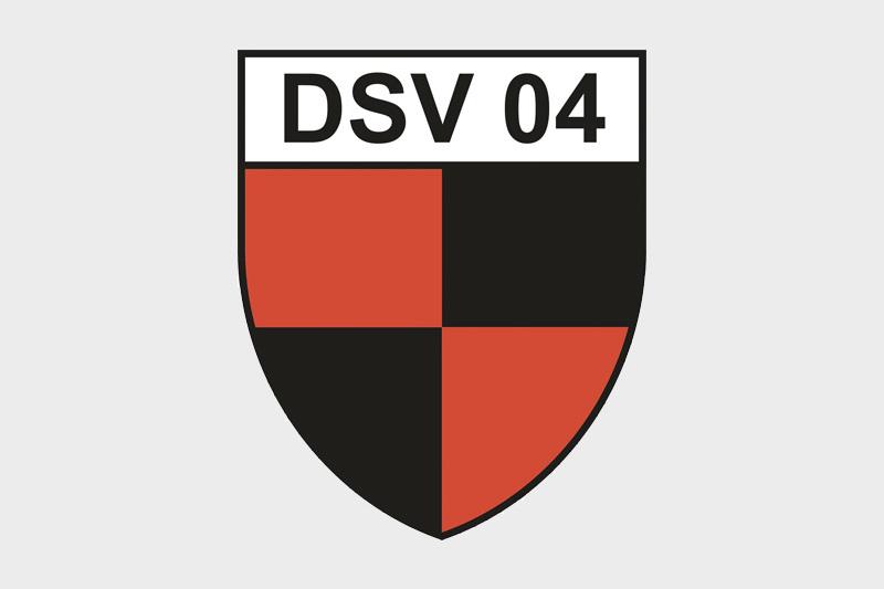 Wappen des DSV 04 in schwarz, rot und weiß mit den vier Feldern und der Schrift „DSV 04“ oben.