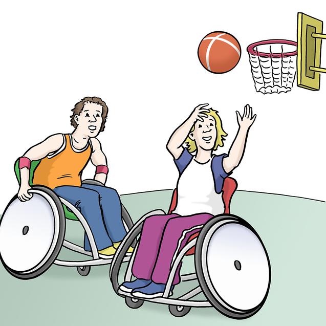 Zwei Personen im Rollstuhl werfen einen Basketball auf einen Korb in einem Sportumfeld.