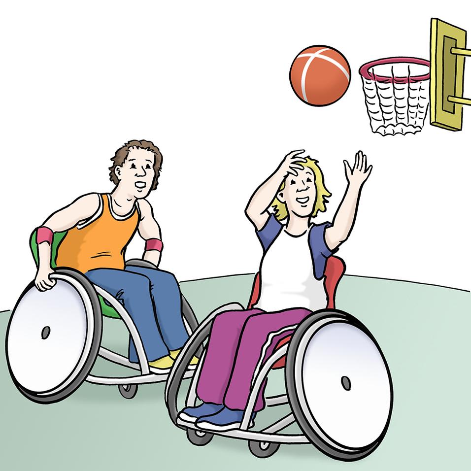 Zwei Personen im Rollstuhl werfen einen Basketball auf einen Korb in einem Sportumfeld.